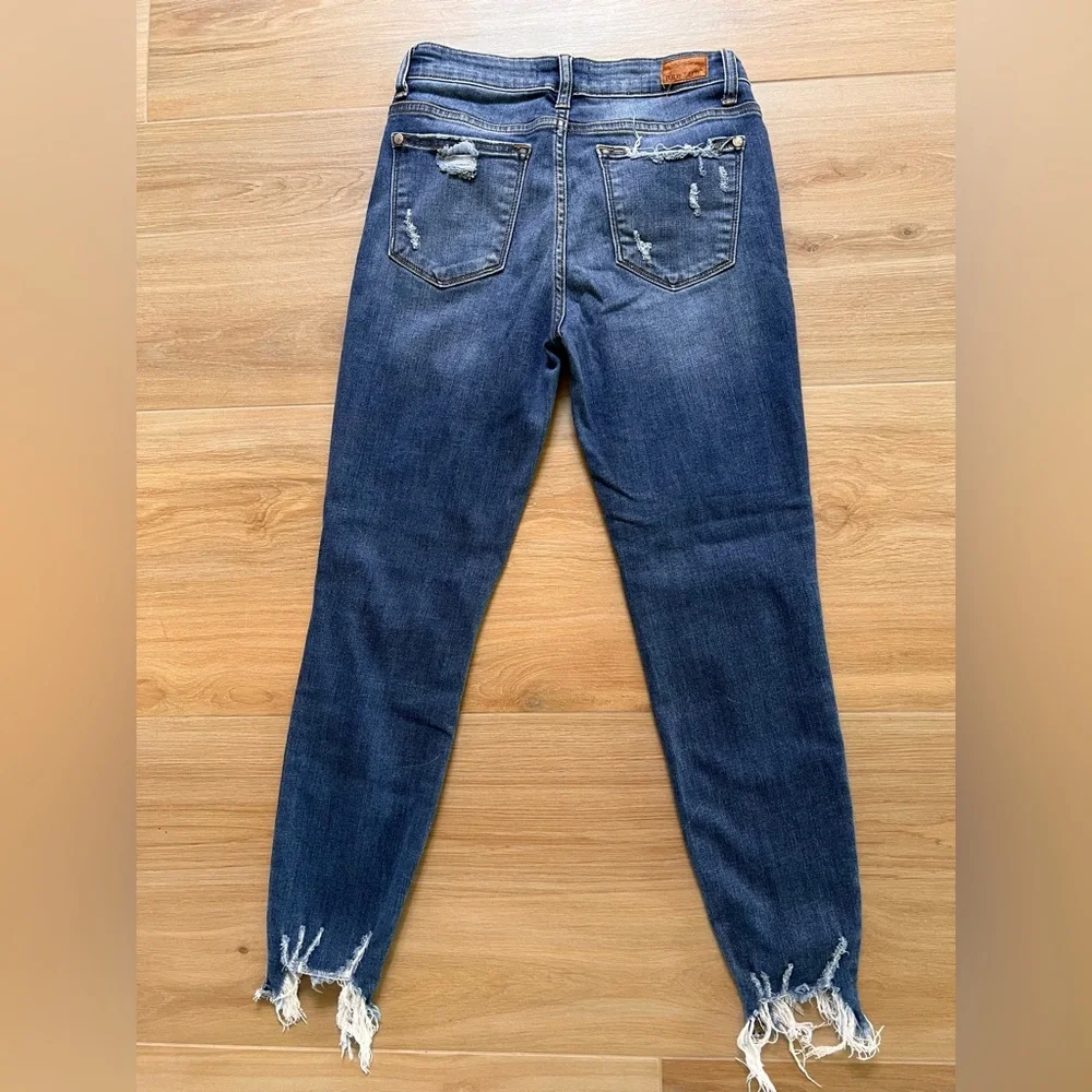 Judy Blue Mid-Rise Distressed Straight Cropped Jeans – Size 5/27 - Picture 2 of 8